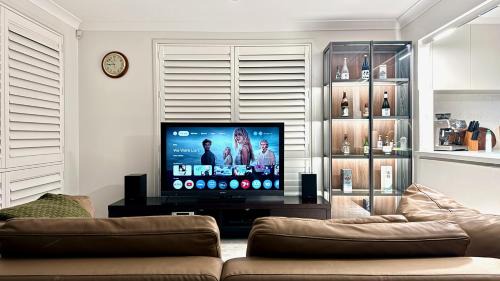 Blakehurst House | Cosy Modern 5BR Home-Major Hubs Parks with EV Charger