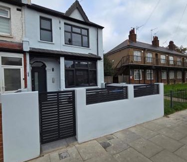 Enfield Highway Apartment | Cosy Modern Flat Sleeps 3 Direct Links to Central London - Flat 2