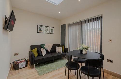 Enfield Highway Apartment | Cosy Modern Flat Sleeps 3 Direct Links to Central London - Flat 2