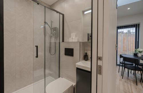 Enfield Highway Apartment | Cosy Modern Flat Sleeps 3 Direct Links to Central London - Flat 2