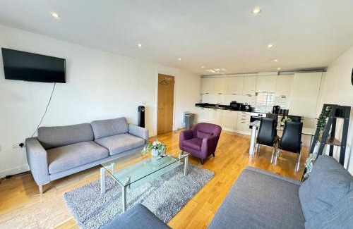 Cathedrals Apartment | Cosy Modern Tower Bridge Apartment