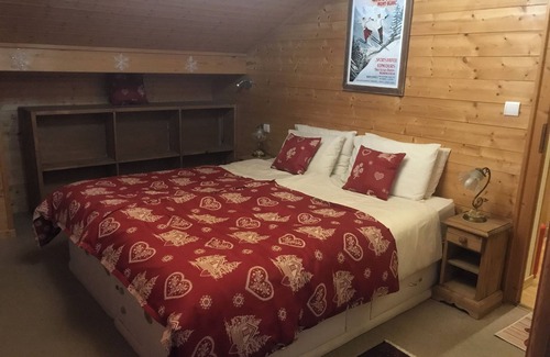 Morillon Bed & Breakfast | Cosy, mountain-decorated 4-person room with table d'hôtes option