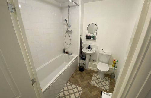Wouldham Apartment | COSY NEW BUILD TOP FLOOR APARTMENT OVERSEEING FIELDS IN KENT, FAMILY-FRIENDLY!