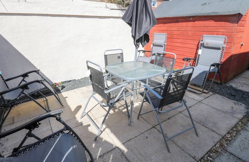 Woodhorn House | COSY NOOK, pet friendly, with a garden in Amble