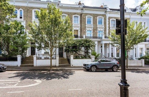St. Helen's Apartment | Cosy North Kensington Flat