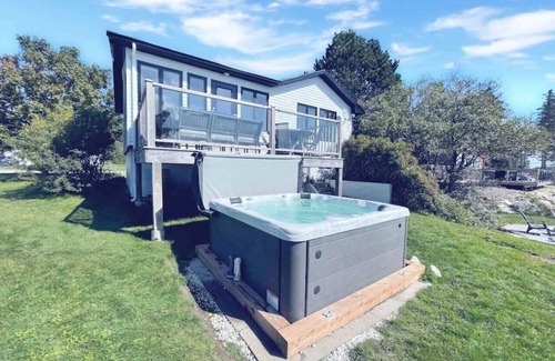 Hunts Point Cottage | Cosy Oceanfront Cottage - Hot Tub and Sauna