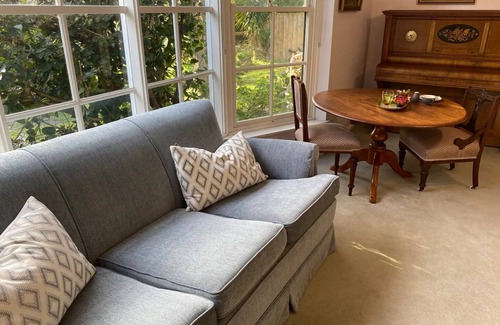 Frankston South House | Cosy Oliver Hill retreat, short walk to beach & scenic lookout