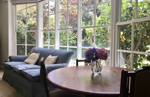 Frankston South House | Cosy Oliver Hill retreat, short walk to beach & scenic lookout