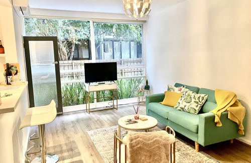 St. Kilda East Apartment | Cosy one bedroom apartment in Windsor in a quiet street. Pet friendly n