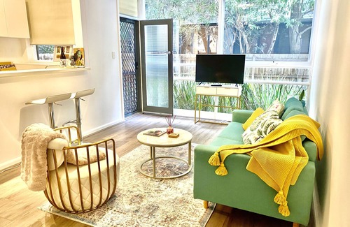 St. Kilda East Apartment | Cosy one bedroom apartment in Windsor in a quiet street. Pet friendly n