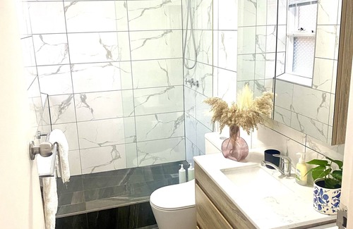 St. Kilda East Apartment | Cosy one bedroom apartment in Windsor in a quiet street. Pet friendly n