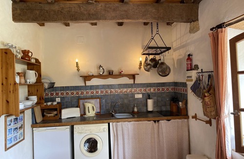 Lascazeres Cottage | Cosy one bedroom Gite, with Pool. MADIRAN