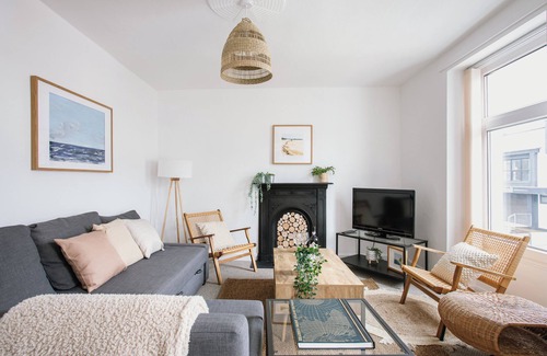 Portrush House | Cosy Period Cottage, 2 min walk to the beach and 5 min walk to the golf course