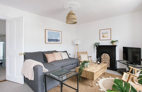 Portrush House | Cosy Period Cottage, 2 min walk to the beach and 5 min walk to the golf course