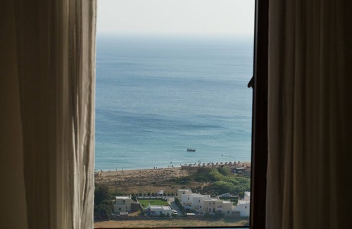 Gavrio House | Cosy Philoxenia: Best Location, Great View & Superb Pool