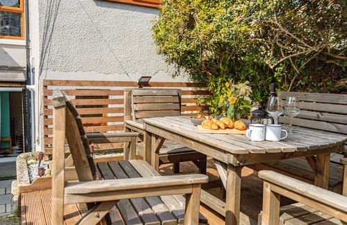 Portland House | Cosy Portland Cottage | Sea Views, Walk to Beach & Coastal Path, Dog Friendly