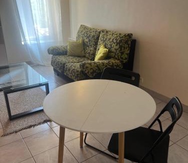 Notre-Dame du Mont Apartment | Cosy quiet apartment near the Old Port