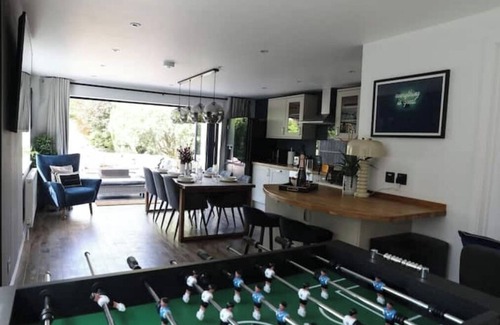 Earley Villa | Cosy Refurbished 4-Bed Home | Double Parking | Near Legoland & Reading