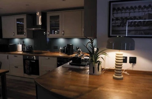 Earley Villa | Cosy Refurbished 4-Bed Home | Double Parking | Near Legoland & Reading