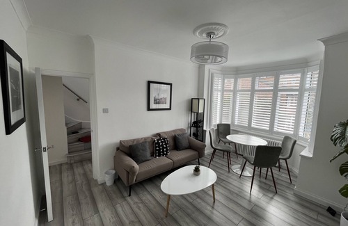 Figge's Marsh Apartment | Cosy Refurbished Apartment w/King Bed, Easy Transport to Central London