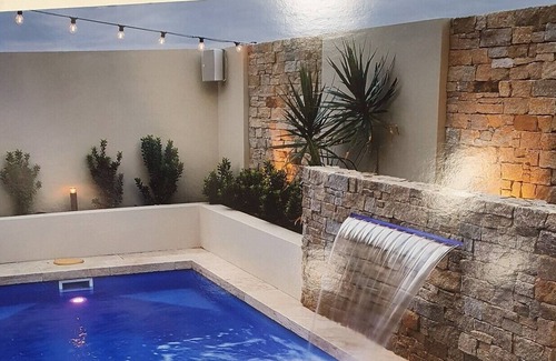 Leopold House | Cosy Retreat, Modern Home, Close to local shopping centre