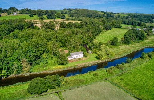 Westleigh Cottage | Cosy River Front Property -Swedish hot tub, bike and fish on the land!