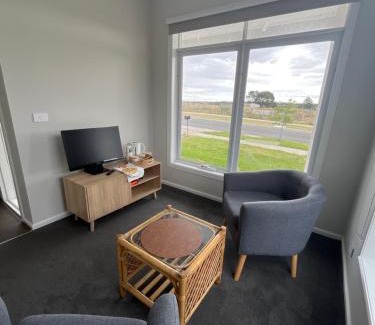 Wollert Bed & Breakfast | Cosy room stay- 25 min to Melbourne Airport and next to Hume Freeway