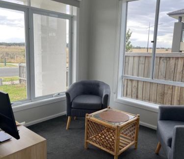 Wollert Bed & Breakfast | Cosy room stay- 25 min to Melbourne Airport and next to Hume Freeway