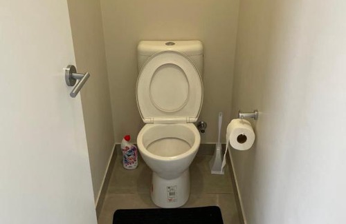 Truganina House | Cosy Room with Lock, TV & Private Toilet