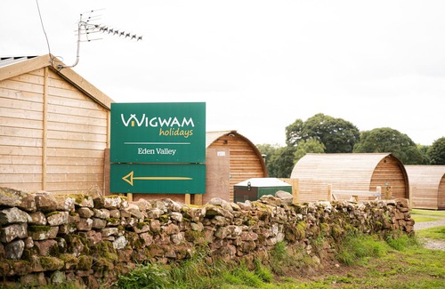 Wing Cabin | Cosy Rural Cabin with Wood Fired Hot Tub