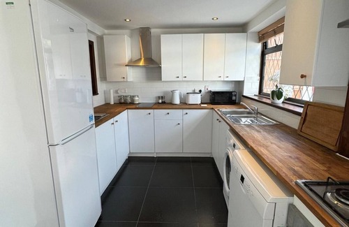 Plaistow South House | Cosy Single Room 1+Patio view,Mins to Underground, Close to Heart of London