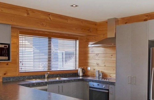 Ohakune House | Cosy ski retreat near Carrot park. Hot tub and table tennis!