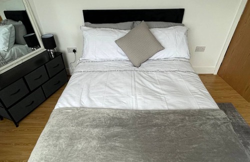 St. Dunstan's Apartment | Cosy & Sleek 1BD Flat - Mile End