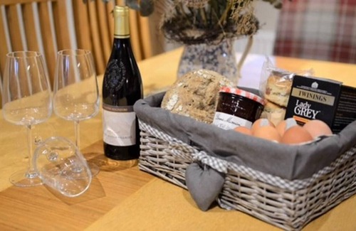 Hognaston Cottage | Cosy & Spacious Cottage in Scenic Village with Pub