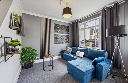 Gillingham House | Cosy Stay in Medway - Sleeps 8