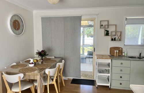 Aldinga Beach Cottage | Cosy Stirling cottage walking distance to the beach,