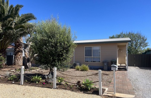 Aldinga Beach Cottage | Cosy Stirling cottage walking distance to the beach,