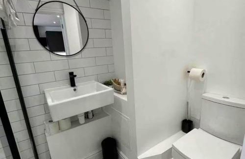 Central Milton Keynes Apartment | Cosy Studio- Central MK