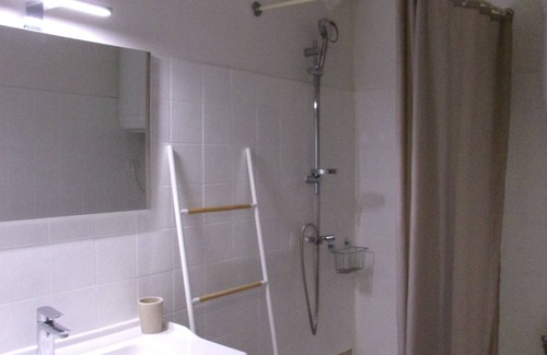 La Jetee Apartment | Cosy studio cabin with sea-view terrace.