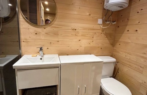 Pinner South Apartment | COSY STUDIO IN A QUIET LOCATION. NEAR A TUBE STATION.