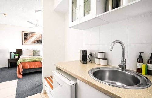 Cairns Central Business District Apartment | Cosy Studio in Central Cairns | Rooftop Pool, Balcony & Walk to Everything!