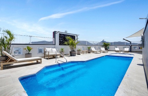 Cairns Central Business District Apartment | Cosy Studio in Central Cairns | Rooftop Pool, Balcony & Walk to Everything!