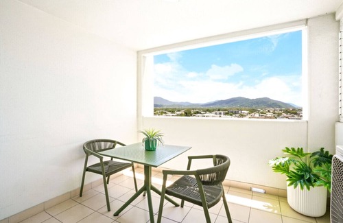 Cairns Central Business District Apartment | Cosy Studio in Central Cairns | Rooftop Pool, Balcony & Walk to Everything!