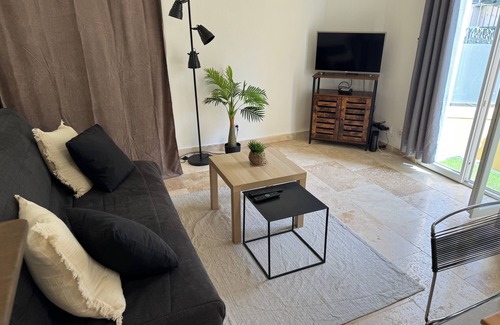 Les Baumettes Apartment | Cosy studio, terrace, near the sea and tramway