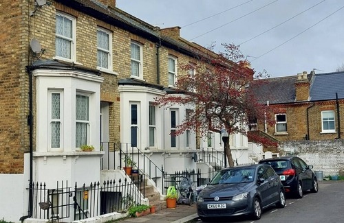 Chiswick Apartment | Cosy studio type flat close to city centre!