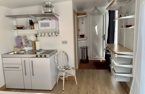 New Forest District Cabin | Cosy Studio with a field view
