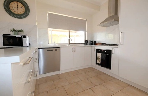Hoppers Crossing House | Cosy, Stylish 3 Bedroom Stay in Hoppers Crossing