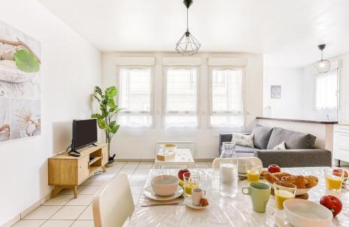 Saint-Cyr-l'Ecole Apartment | Cosy T2 à 100m de la Gare, parking gratuit, WiFi Fibre pour 4 personnes