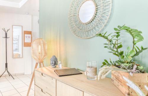 Saint-Cyr-l'Ecole Apartment | Cosy T2 à 100m de la Gare, parking gratuit, WiFi Fibre pour 4 personnes