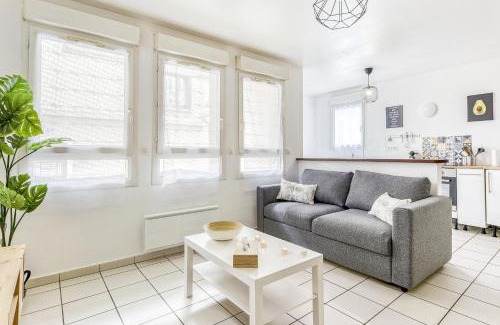 Saint-Cyr-l'Ecole Apartment | Cosy T2 à 100m de la Gare, parking gratuit, WiFi Fibre pour 4 personnes